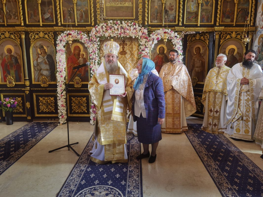 Veșmânt de har pentru biserica unei parohii prahovene 342681