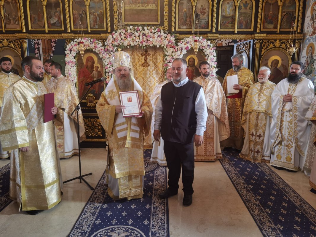 Veșmânt de har pentru biserica unei parohii prahovene 342682