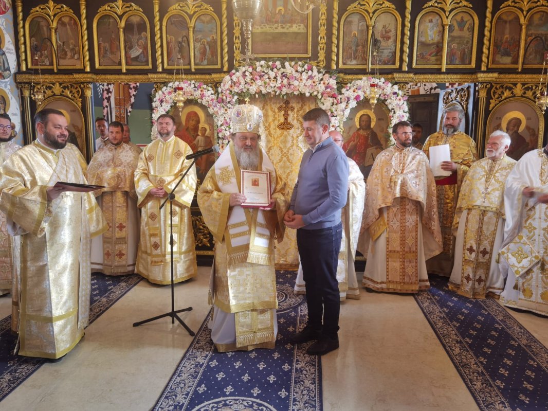 Veșmânt de har pentru biserica unei parohii prahovene 342683