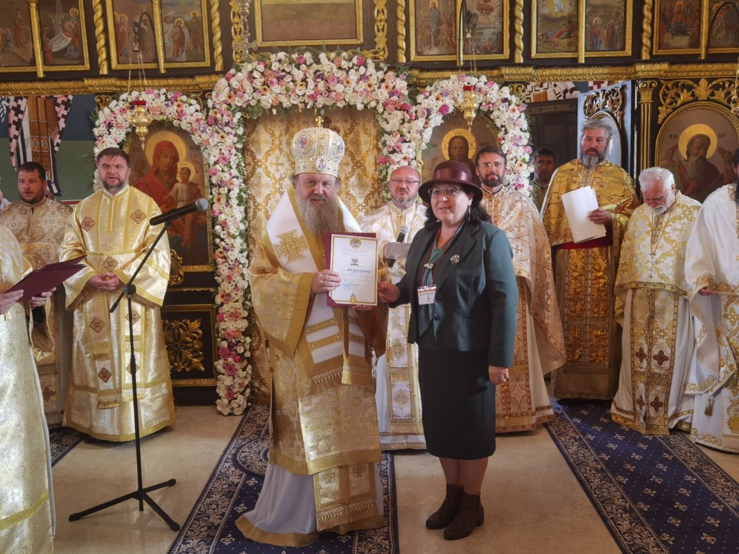 Veșmânt de har pentru biserica unei parohii prahovene 342684