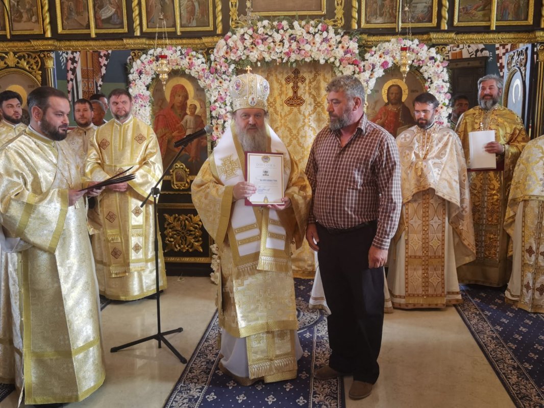 Veșmânt de har pentru biserica unei parohii prahovene 342685