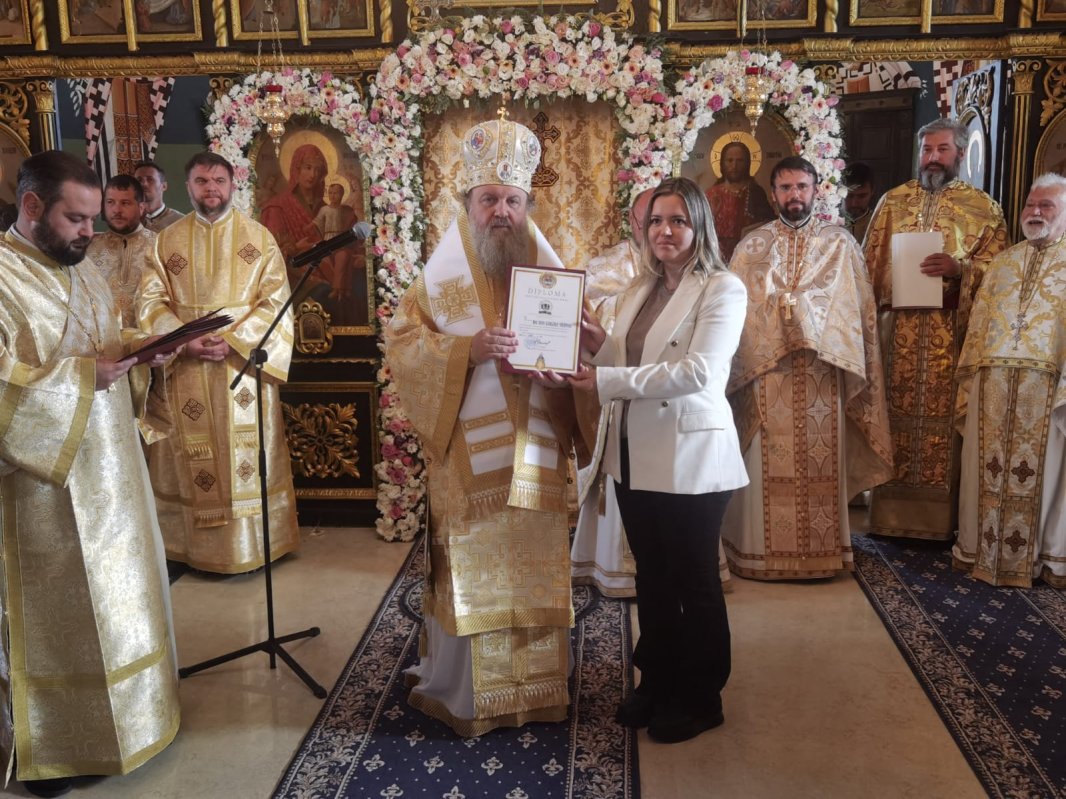 Veșmânt de har pentru biserica unei parohii prahovene 342686