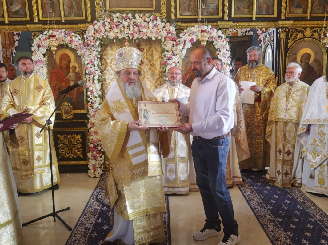 Veșmânt de har pentru biserica unei parohii prahovene 342689