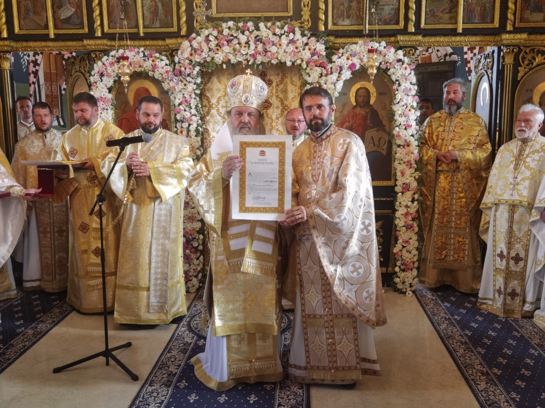 Veșmânt de har pentru biserica unei parohii prahovene 342691