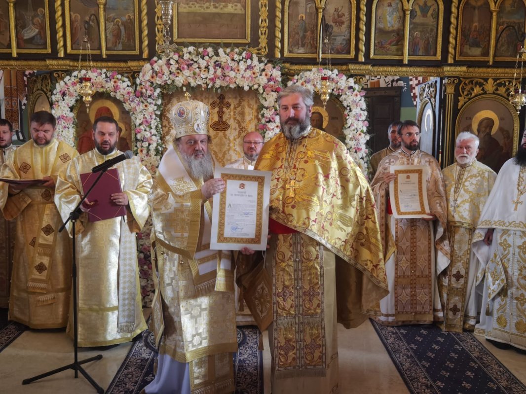 Veșmânt de har pentru biserica unei parohii prahovene 342692