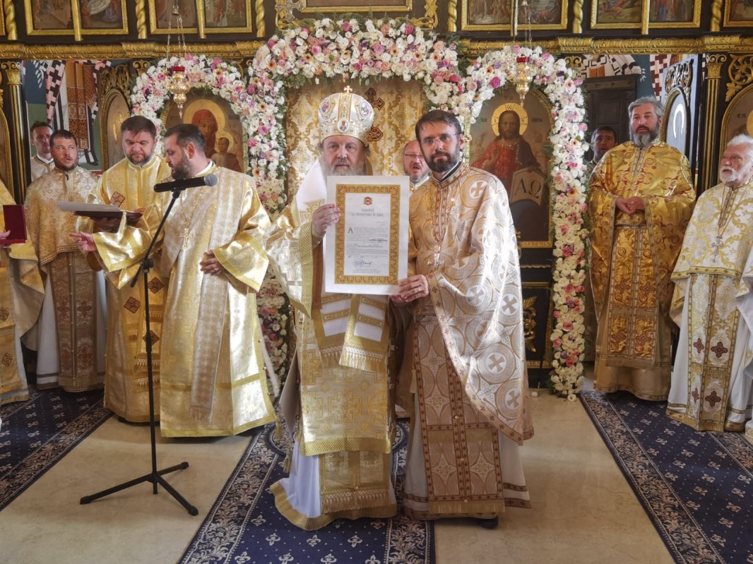 Veșmânt de har pentru biserica unei parohii prahovene 342694