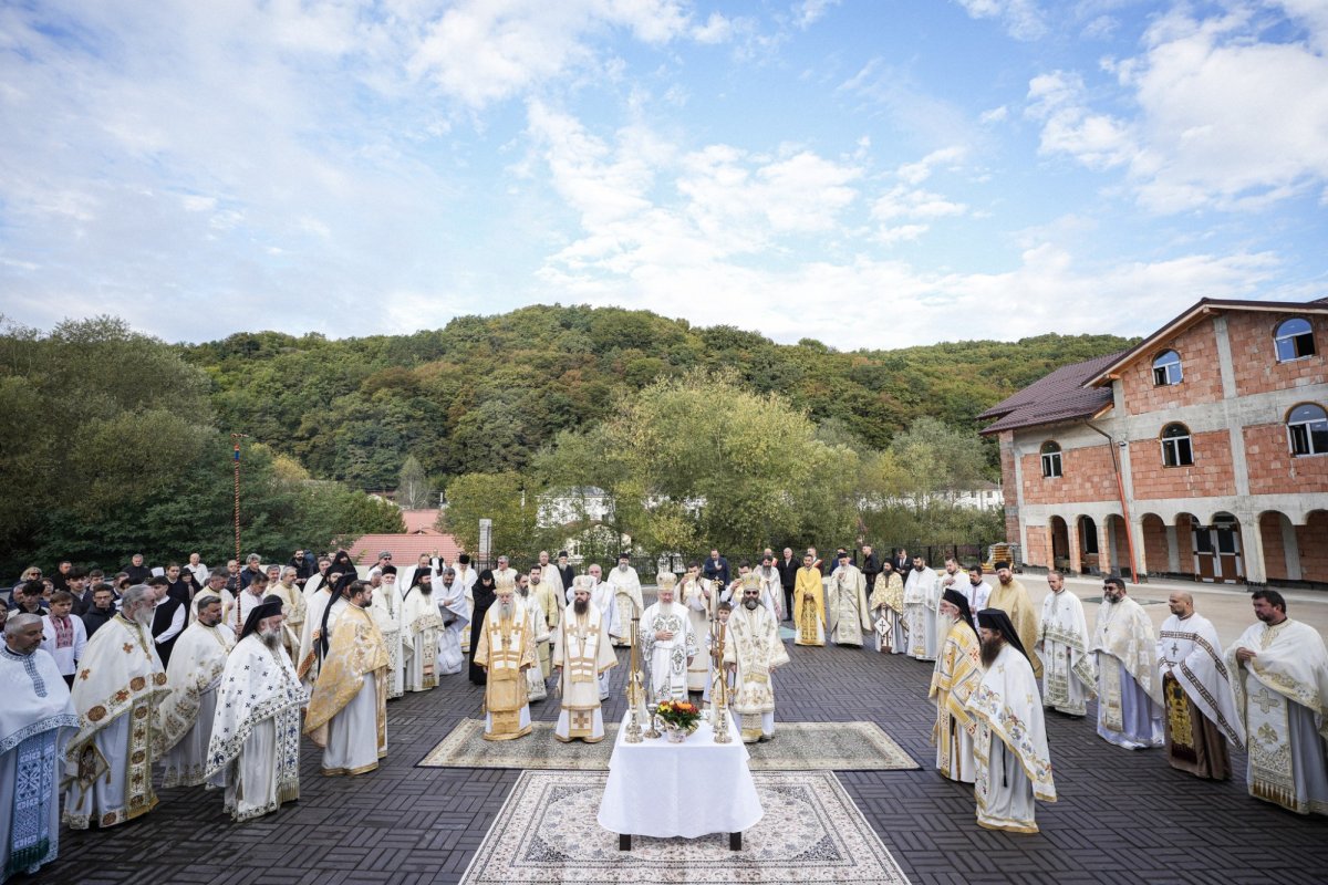 Biserica Așezământului pentru copii din Florești, sfințită de patru ierarhi 342724