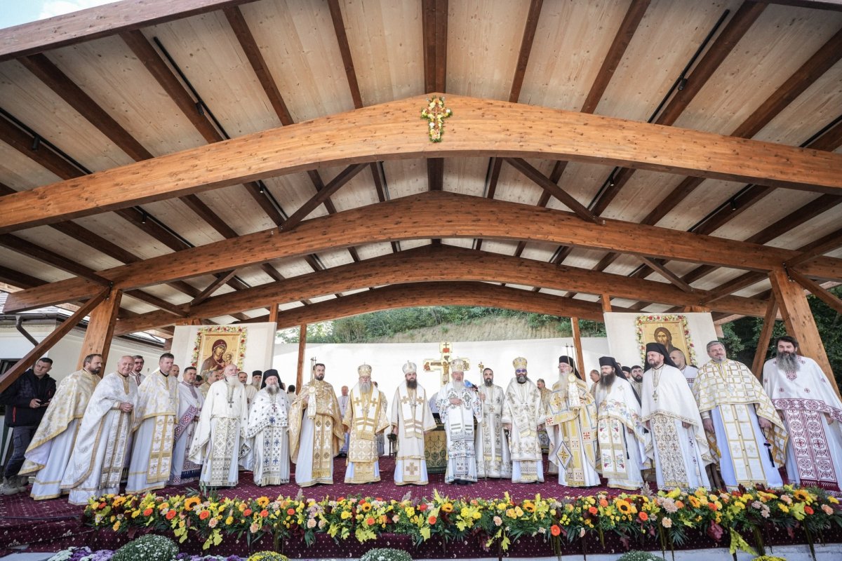 Biserica Așezământului pentru copii din Florești, sfințită de patru ierarhi 342728