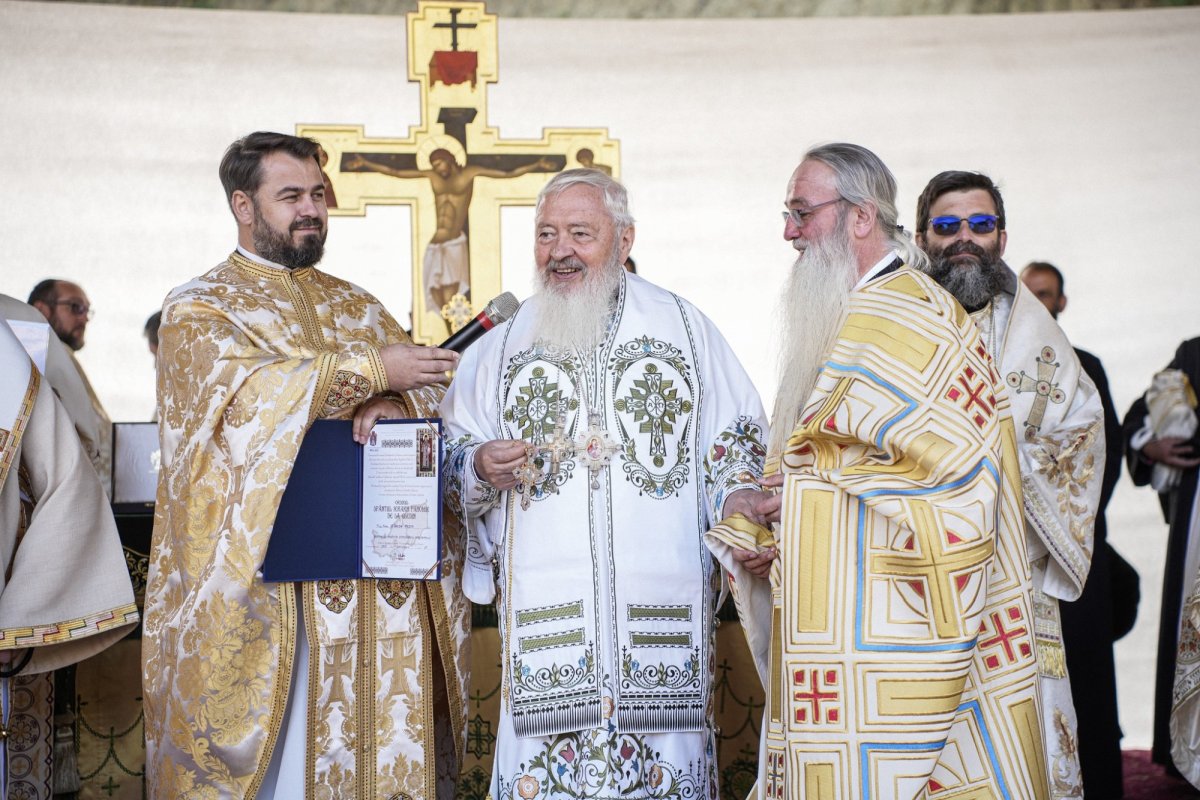 Biserica Așezământului pentru copii din Florești, sfințită de patru ierarhi 342729