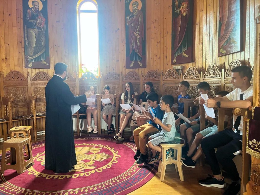 Sub Acoperământul Maicii Domnului  342609