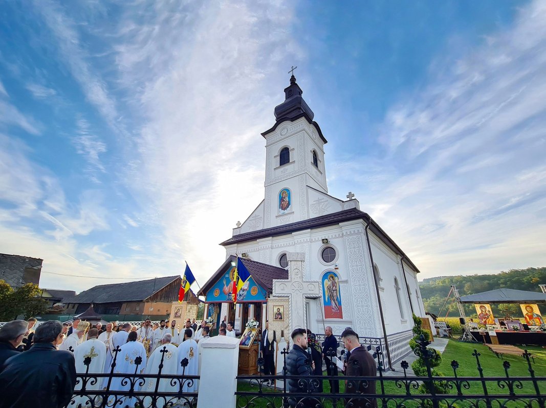 Resfințirea Bisericii „Sfinții Arhangheli Mihail  și Gavriil” din Mica, judeţul Cluj 342853