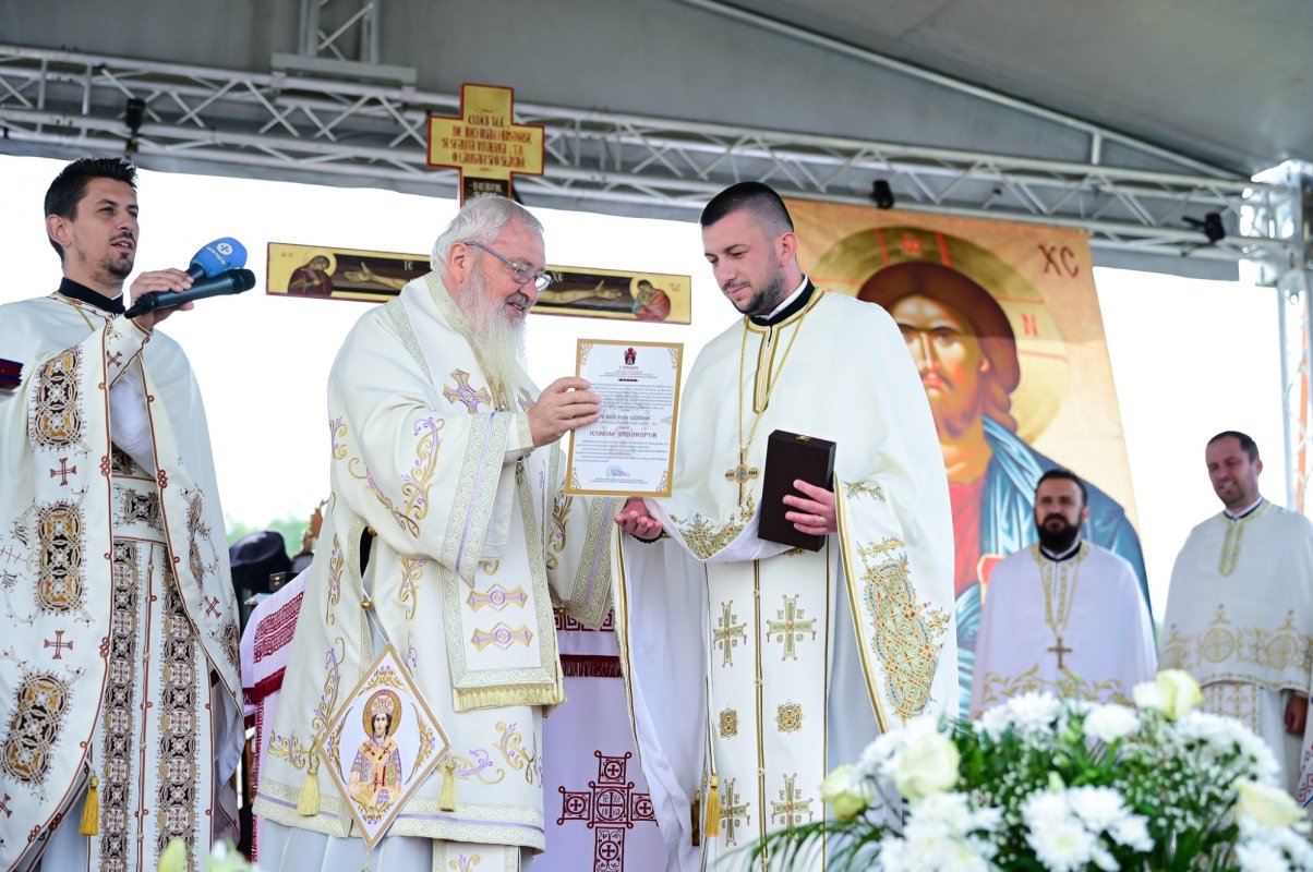 Resfințirea Bisericii „Sfinții Arhangheli Mihail  și Gavriil” din Mica, judeţul Cluj 342857