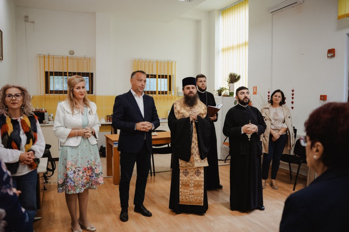 Vizită arhierească la Centrul de zi pentru vârstnici „Tinerețe fără bătrânețe” din Zalău 343041