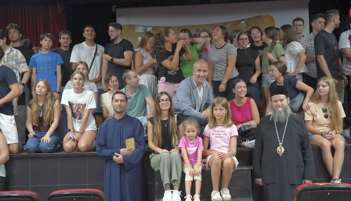 Documentarul „Coroana României”, vizionat de tineri români din Spania și Portugalia  343117