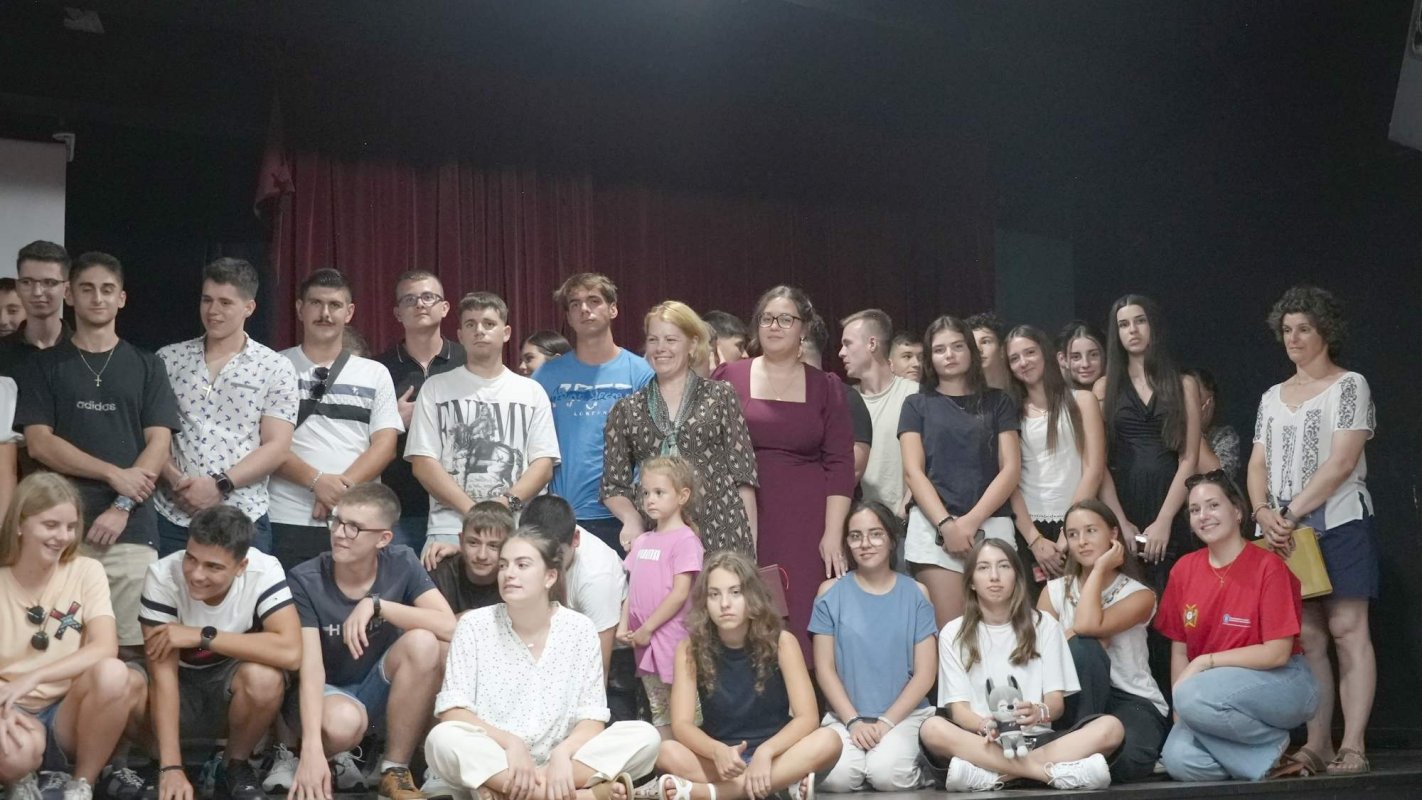 Documentarul „Coroana României”, vizionat de tineri români din Spania și Portugalia  343118