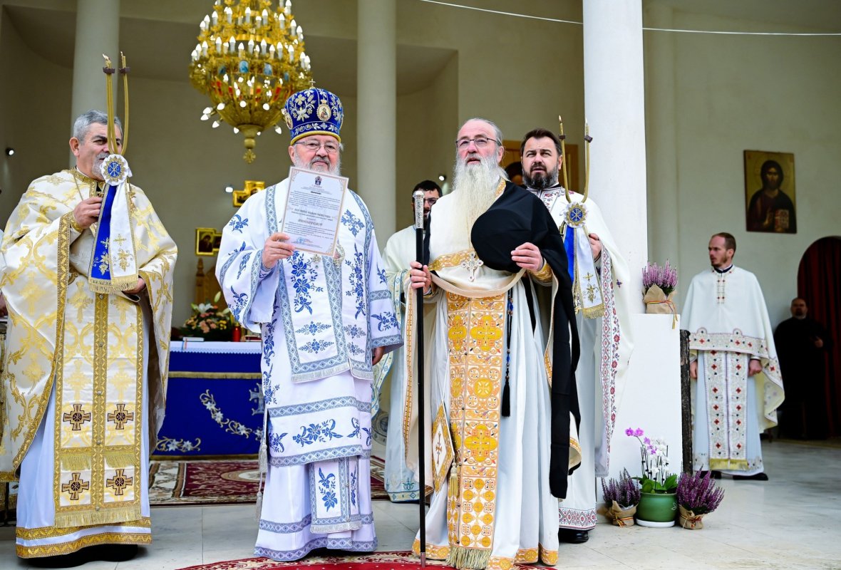 „Maica Domnului ne învață să ne rugăm și să muncim” 343141