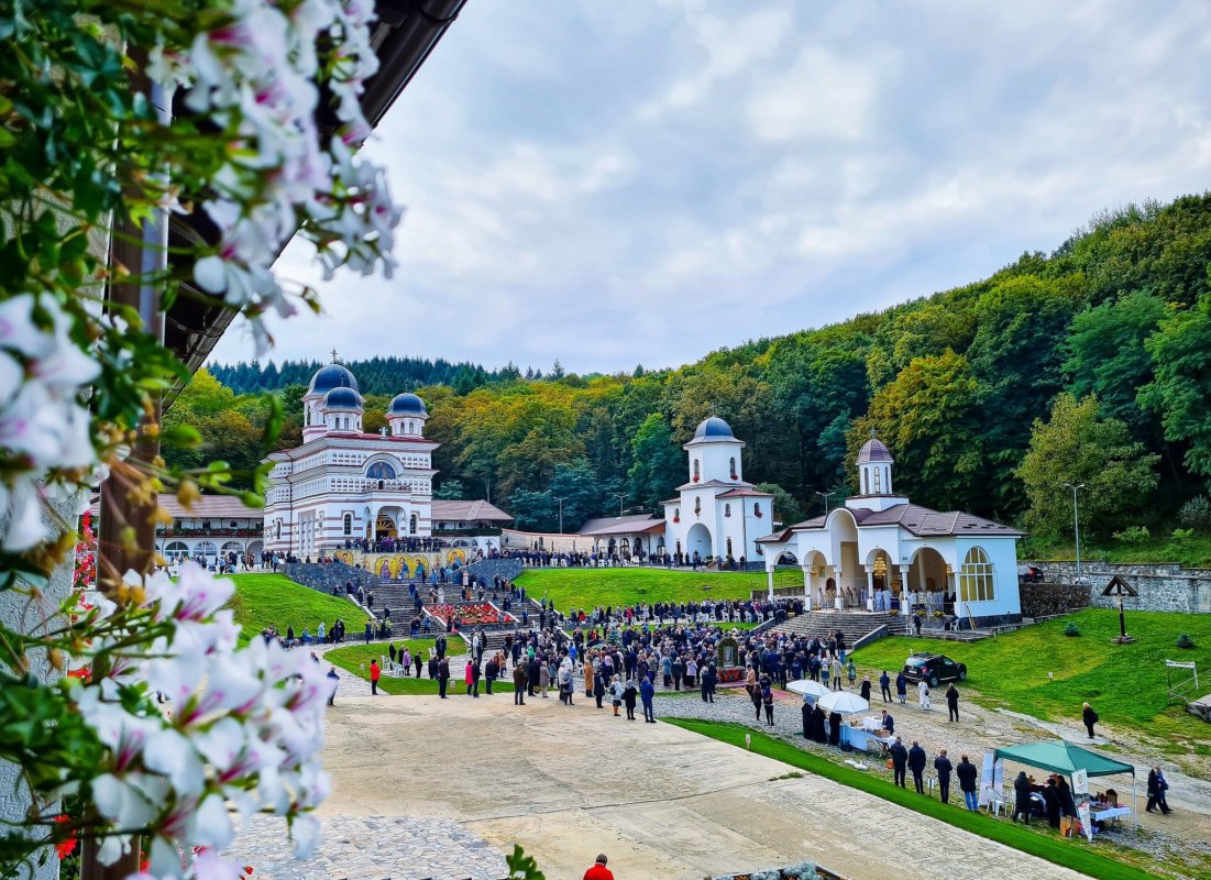 „Maica Domnului ne învață să ne rugăm și să muncim” 343142