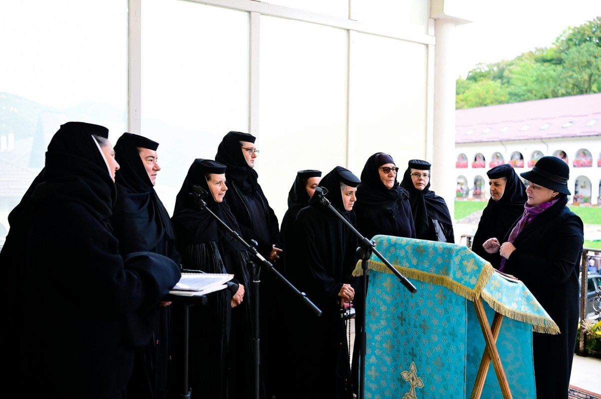 „Maica Domnului ne învață să ne rugăm și să muncim” 343143