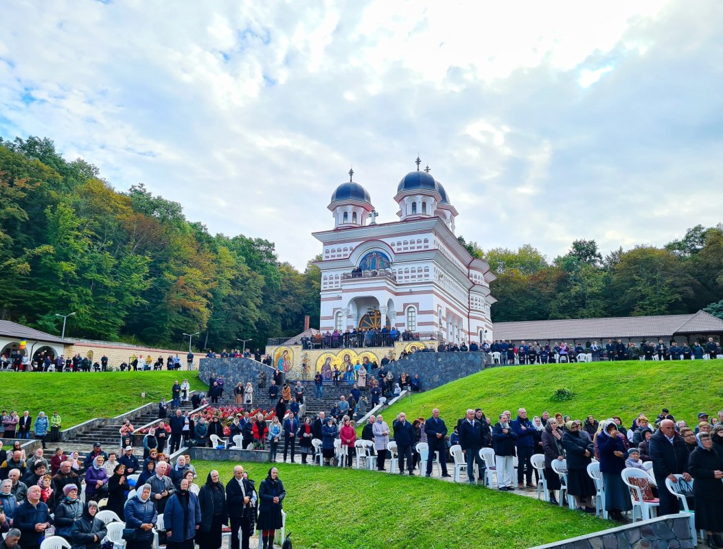 „Maica Domnului ne învață să ne rugăm și să muncim” 343144