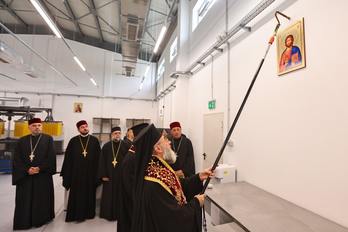 Sfințirea atelierului de lumânări al Arhiepiscopiei Buzăului și Vrancei 343335