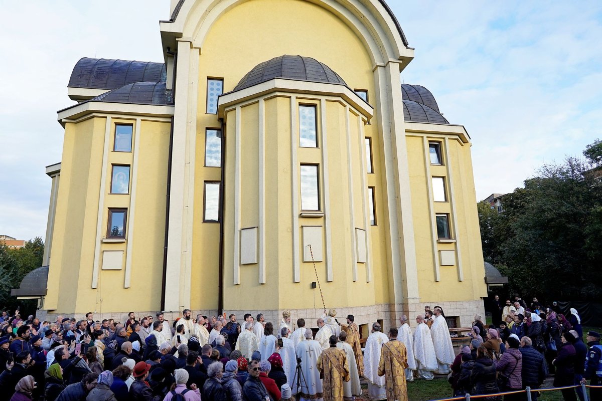 Biserica „Adormirea Maicii Domnului” Galata a primit veșmânt nou de har 343491