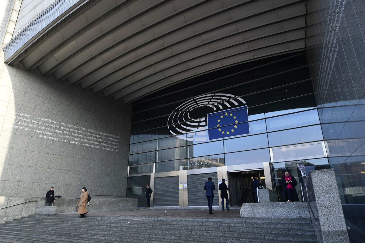 Două moţiuni de cenzură împotriva preşedintei CE 343396