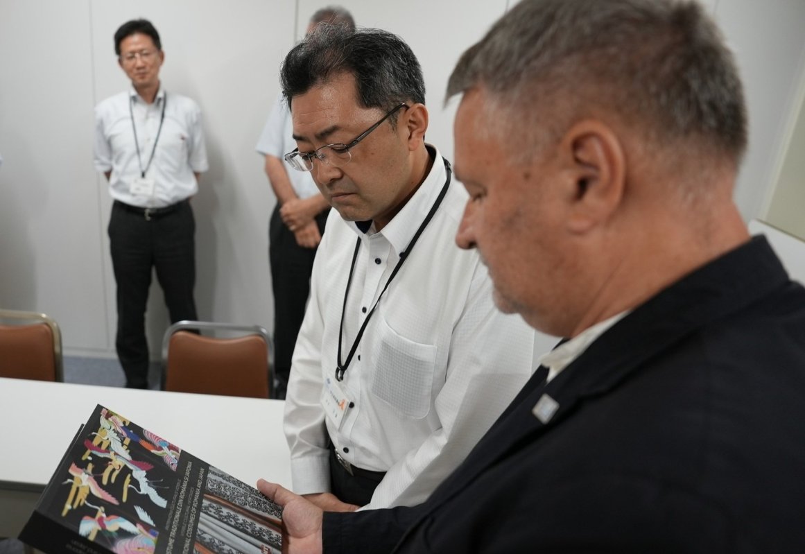 Cărţi româneşti donate Bibliotecii Nakanoshima 343397