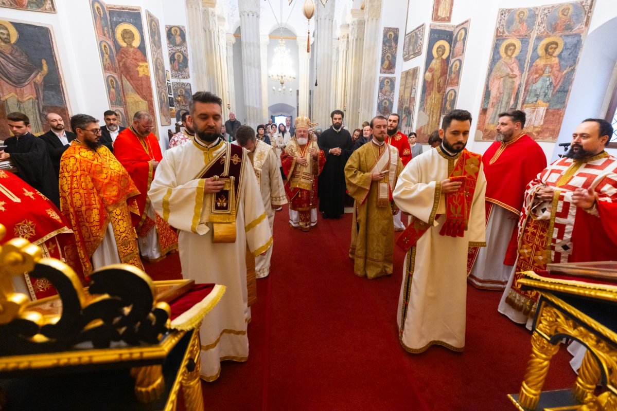 Biserica Palatului Cotroceni și-a cinstit ocrotitorii 343654