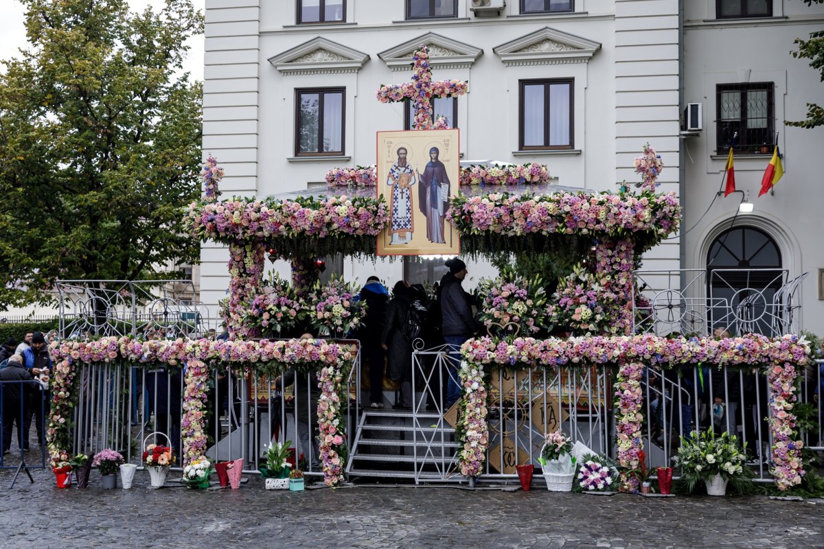 Doi ierarhi au slujit duminică Sfânta Liturghie la Iași, în a cincea zi a pelerinajului 344272