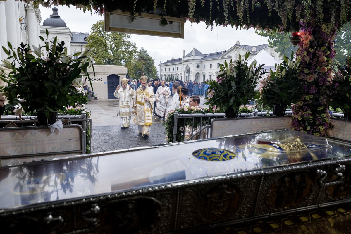 Doi ierarhi au slujit duminică Sfânta Liturghie la Iași, în a cincea zi a pelerinajului 344273