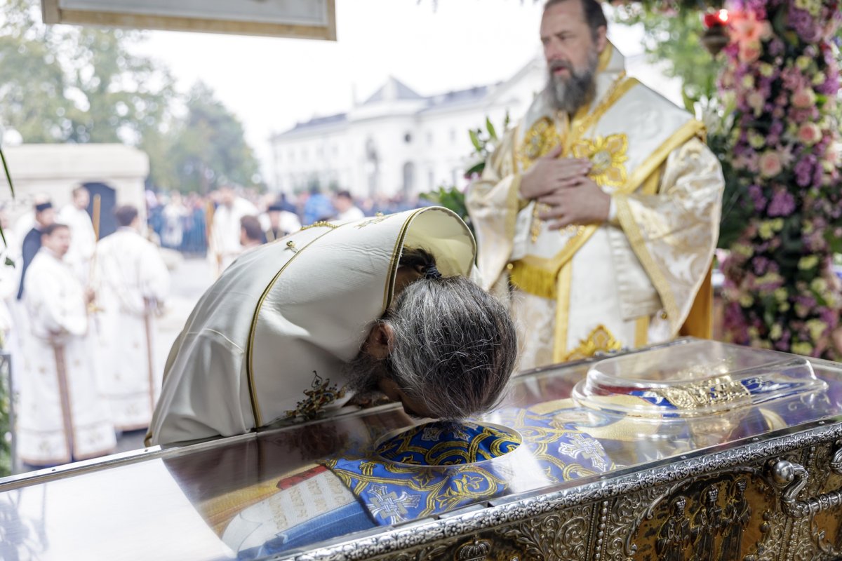 Doi ierarhi au slujit duminică Sfânta Liturghie la Iași, în a cincea zi a pelerinajului 344275