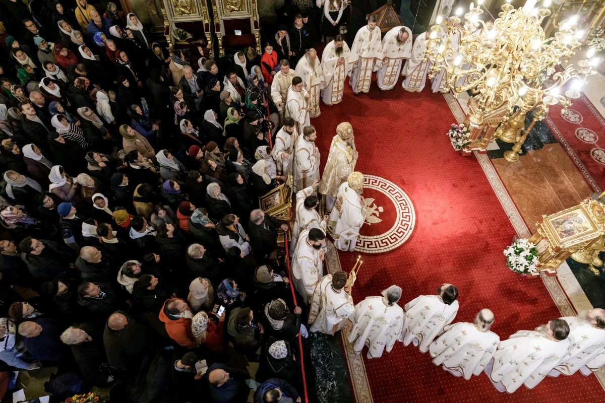 Doi ierarhi au slujit duminică Sfânta Liturghie la Iași, în a cincea zi a pelerinajului 344279