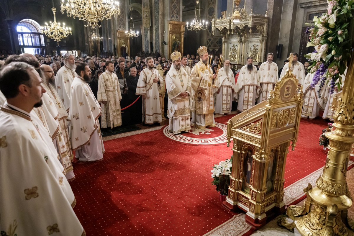 Doi ierarhi au slujit duminică Sfânta Liturghie la Iași, în a cincea zi a pelerinajului 344281