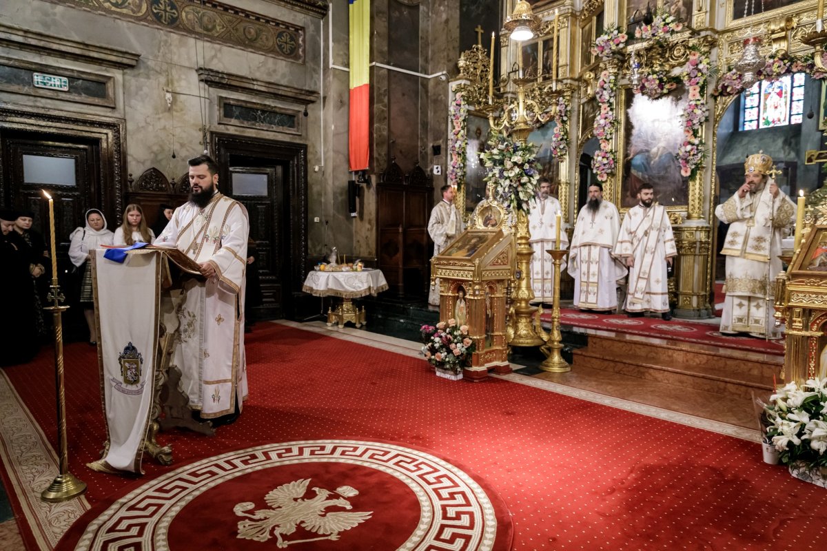 Doi ierarhi au slujit duminică Sfânta Liturghie la Iași, în a cincea zi a pelerinajului 344283
