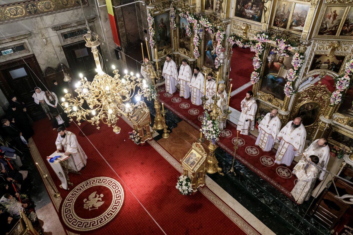 Doi ierarhi au slujit duminică Sfânta Liturghie la Iași, în a cincea zi a pelerinajului 344284