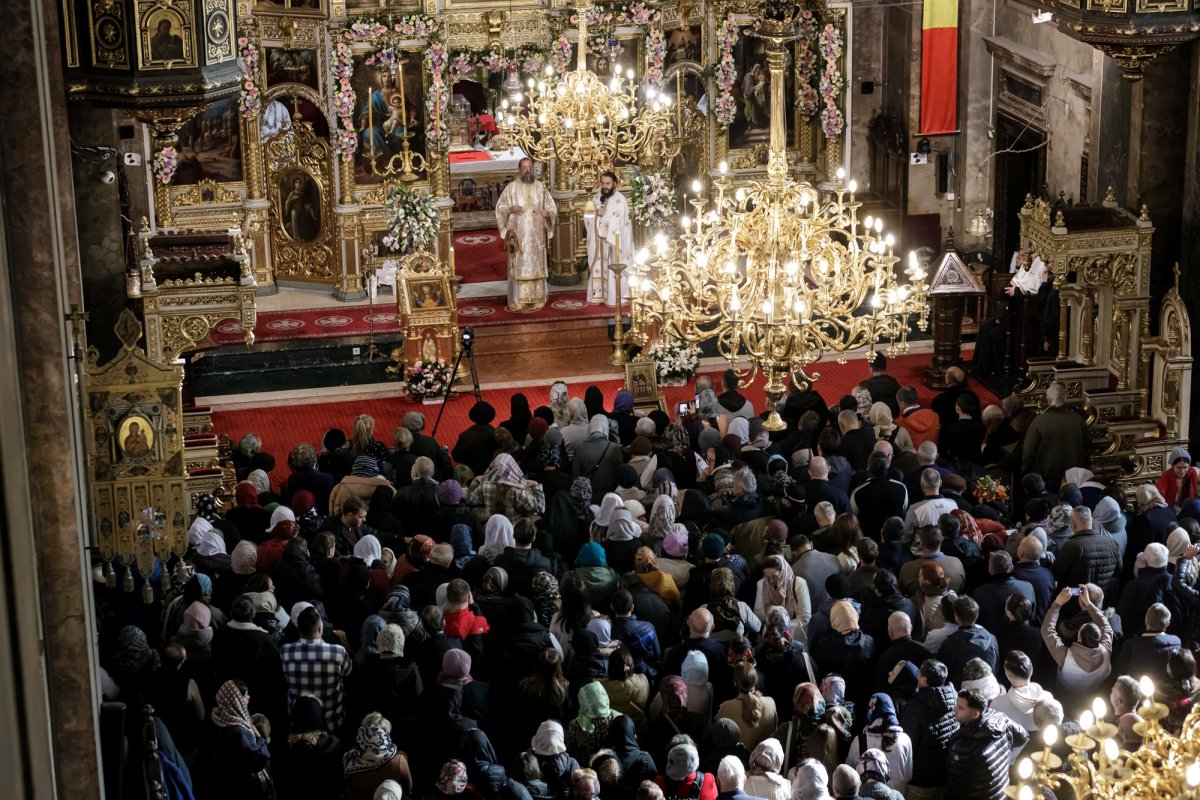 Doi ierarhi au slujit duminică Sfânta Liturghie la Iași, în a cincea zi a pelerinajului 344285