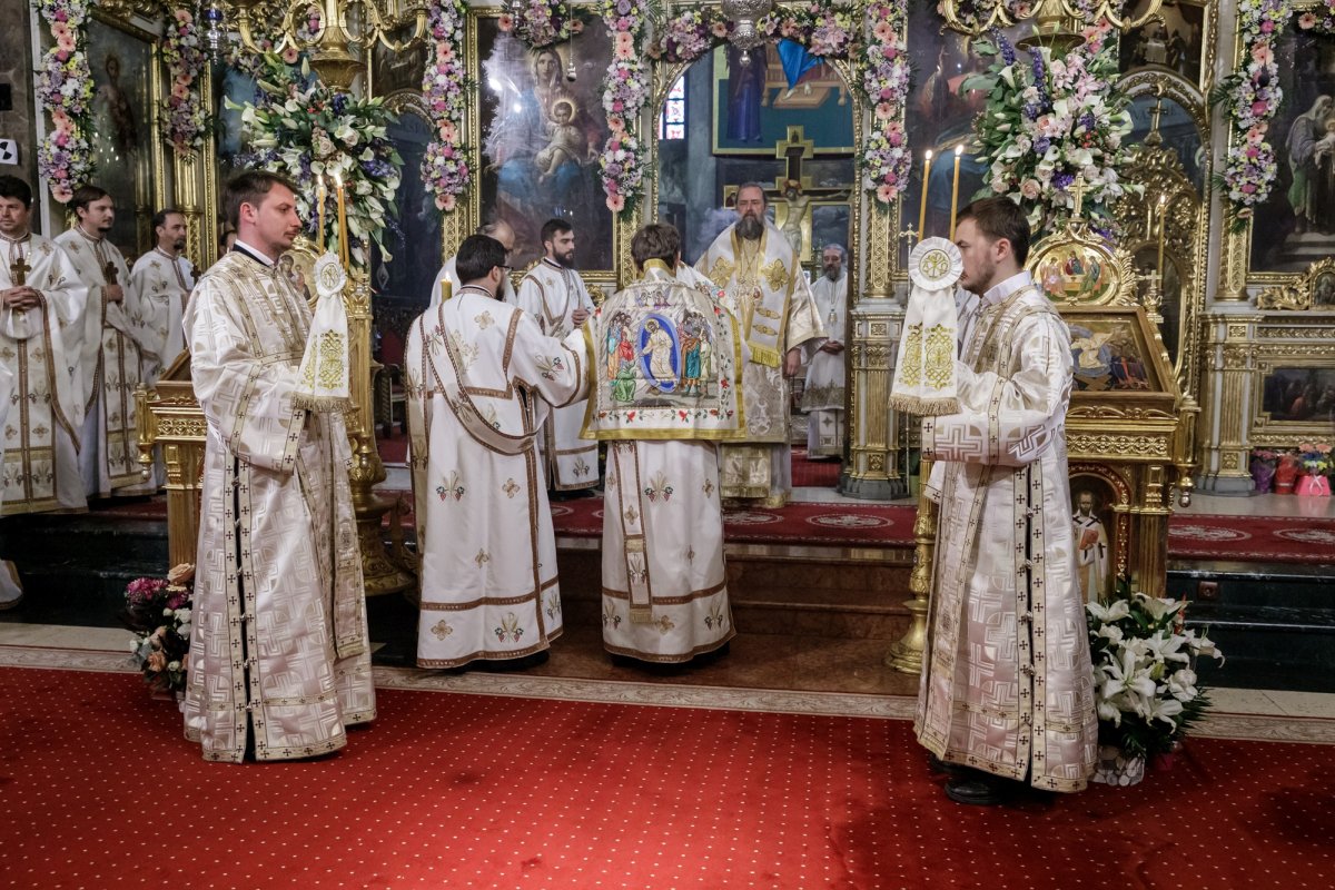 Doi ierarhi au slujit duminică Sfânta Liturghie la Iași, în a cincea zi a pelerinajului 344286