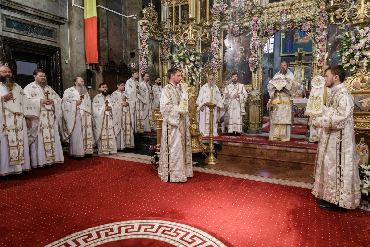 Doi ierarhi au slujit duminică Sfânta Liturghie la Iași, în a cincea zi a pelerinajului 344287