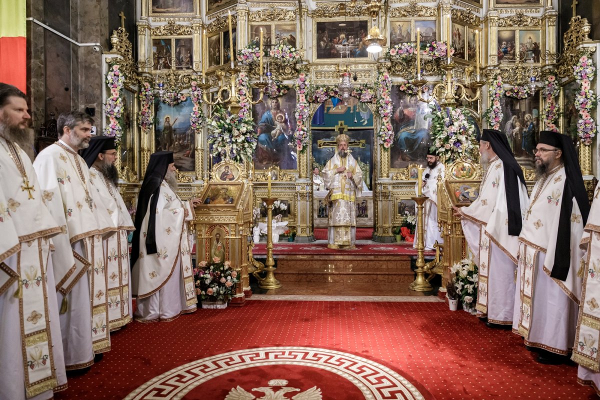 Doi ierarhi au slujit duminică Sfânta Liturghie la Iași, în a cincea zi a pelerinajului 344290