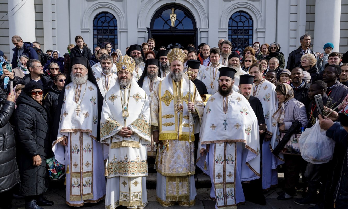 Doi ierarhi au slujit duminică Sfânta Liturghie la Iași, în a cincea zi a pelerinajului 344292