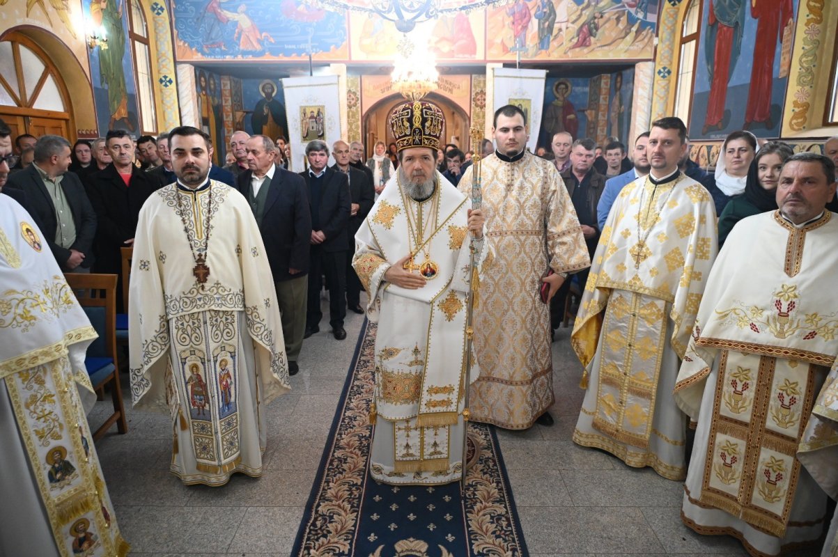 Binecuvântare arhierească la Biserica „Sfinții Arhangheli Mihail și Gavriil” din Parohia Chișlaz, Bihor 344477