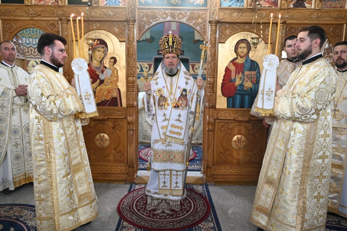 Binecuvântare arhierească la Biserica „Sfinții Arhangheli Mihail și Gavriil” din Parohia Chișlaz, Bihor 344478