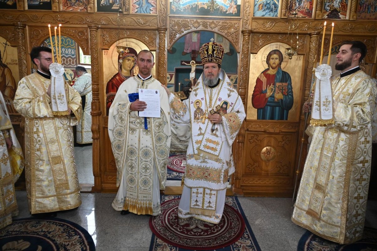 Binecuvântare arhierească la Biserica „Sfinții Arhangheli Mihail și Gavriil” din Parohia Chișlaz, Bihor 344479