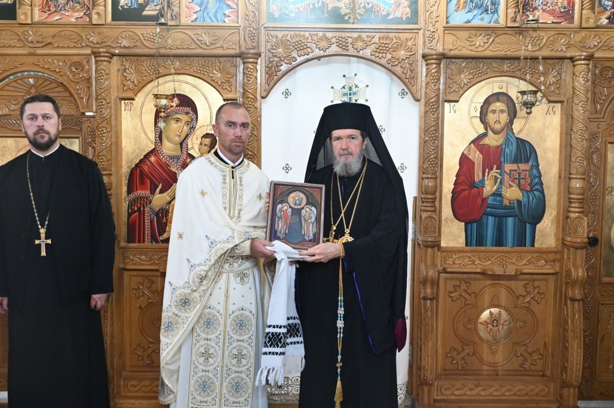 Binecuvântare arhierească la Biserica „Sfinții Arhangheli Mihail și Gavriil” din Parohia Chișlaz, Bihor 344481