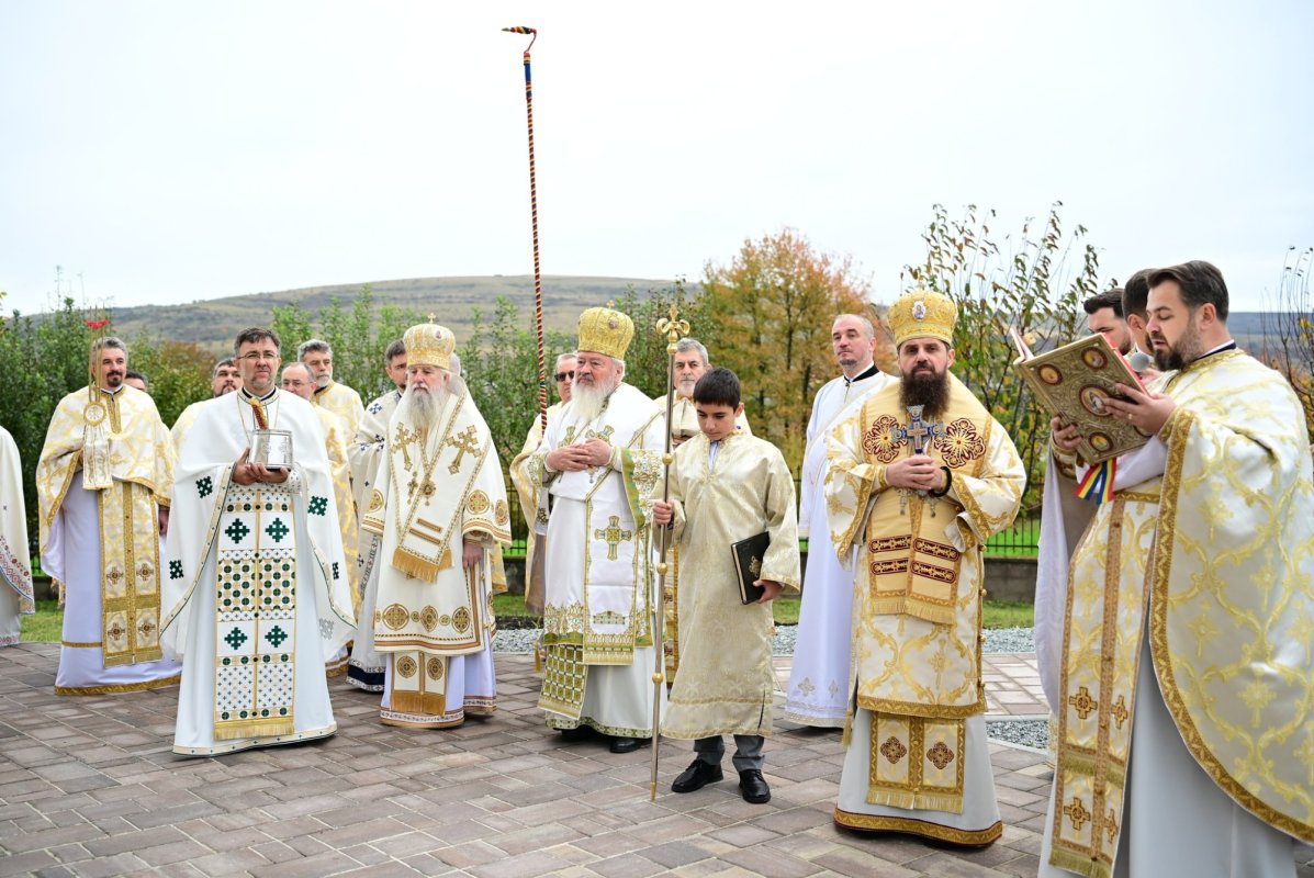 Biserica „Sfinții Apostoli Petru și Pavel” din Valea Chintăului, sfințită de trei ierarhi 344483
