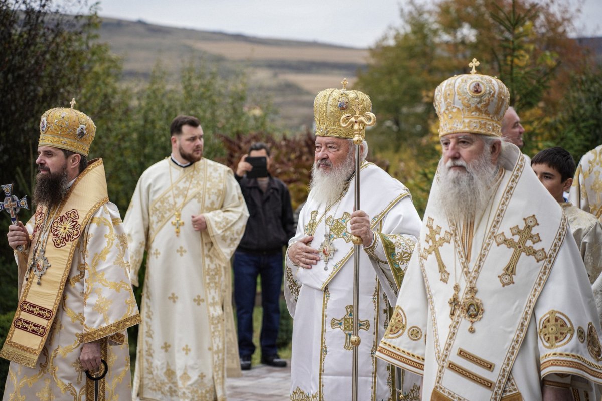 Biserica „Sfinții Apostoli Petru și Pavel” din Valea Chintăului, sfințită de trei ierarhi 344484