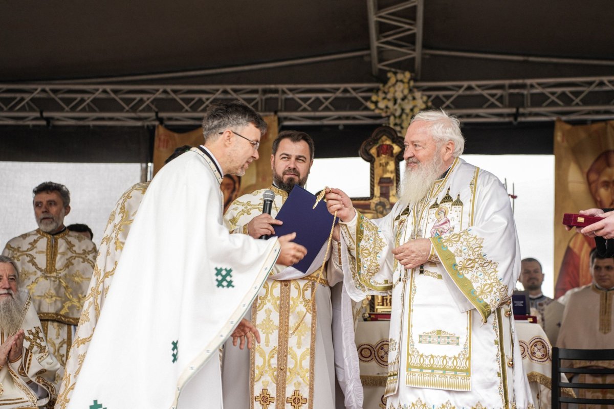 Biserica „Sfinții Apostoli Petru și Pavel” din Valea Chintăului, sfințită de trei ierarhi 344486