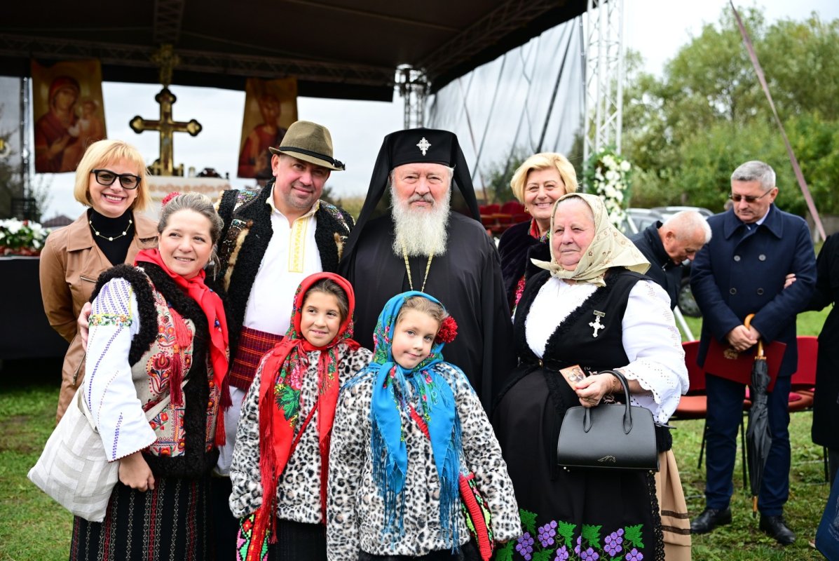 Biserica „Sfinții Apostoli Petru și Pavel” din Valea Chintăului, sfințită de trei ierarhi 344487