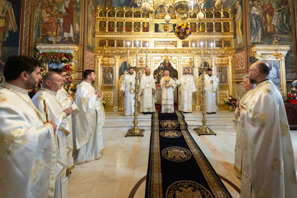 Evlavie către mai mulți sfinți la Parohia Cotroceni-Răzoare din Capitală 344542