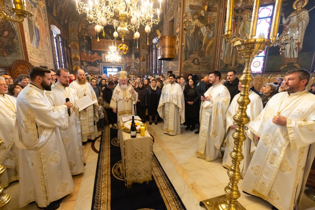 Evlavie către mai mulți sfinți la Parohia Cotroceni-Răzoare din Capitală 344547